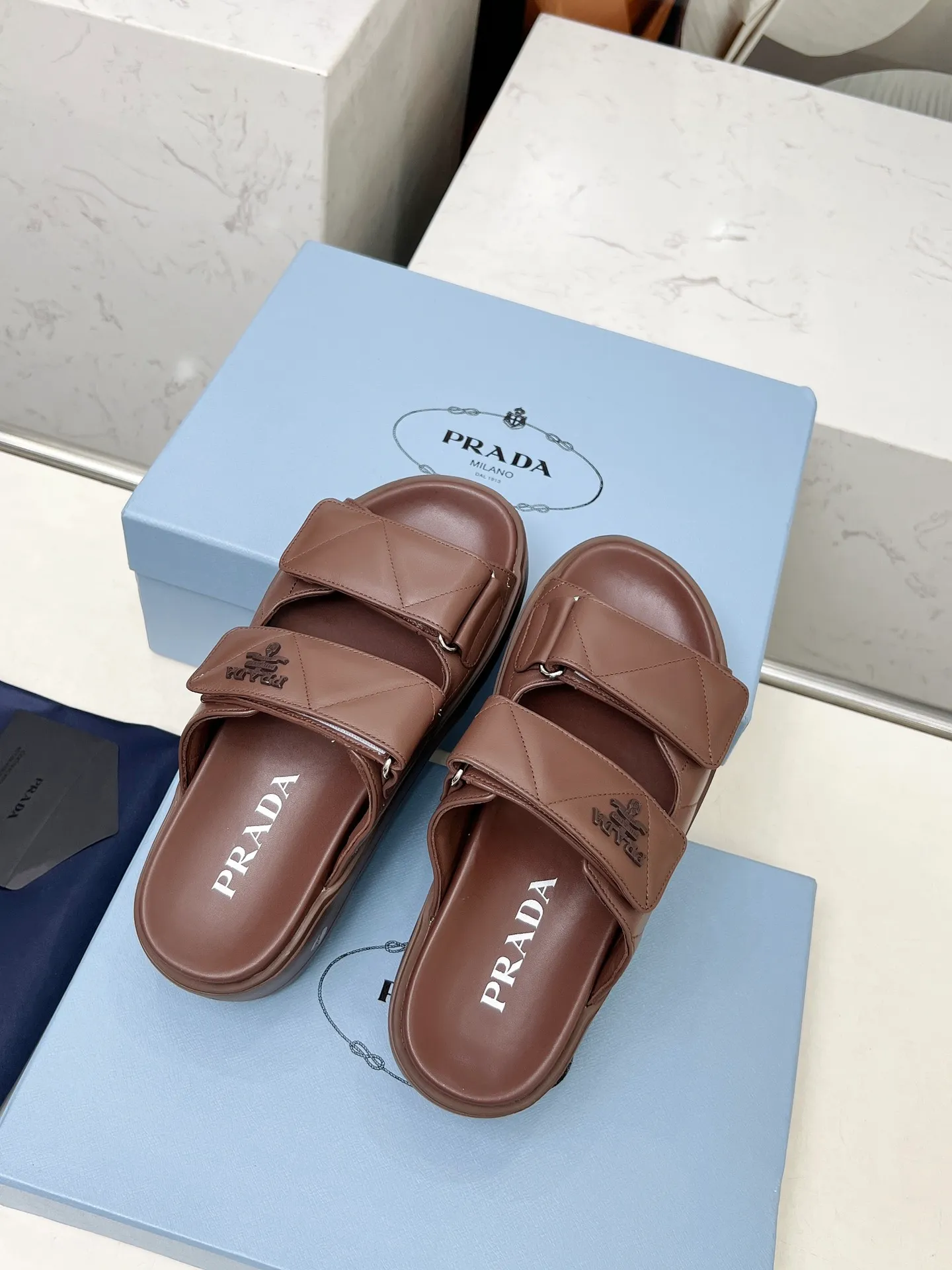 👟👟Ex-factory price 500👟👟 🌸Prada 2025 spring and summer new slippers 💫Velcro sandals The latest catwalk model, classic upgrades, comfort and fashionability coexist. Every color combination looks good, and the design matches different style needs ✅Upper: original customized cowhide ✅Inner lining: original customized sheepskin lining, cowhide feet ✅Outsole: Original molded anti-slip outsole ✅Number of codes: 35-40 (41 customized, non-refundable and non-exchangeable)